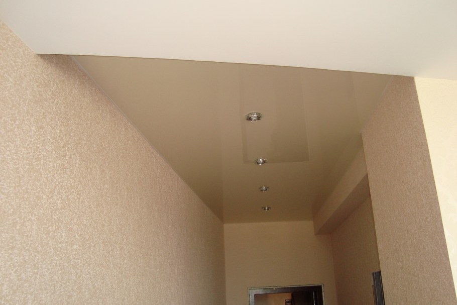 Комбинированные потолки глянцевые с матовыми