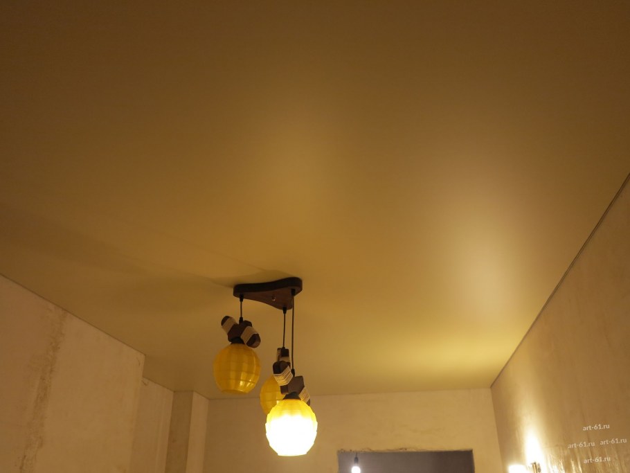 Матовый фактурный натяжной потолок