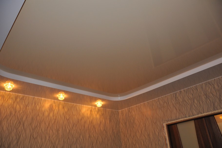 Натяжной потолок коричневый матовый