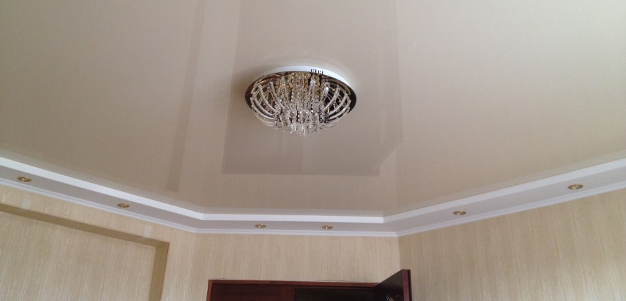 Натяжной потолок бежевый матовый