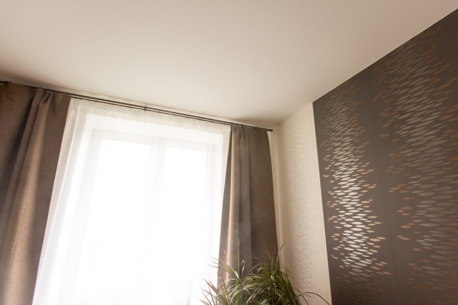 Бежевый глянцевый потолок