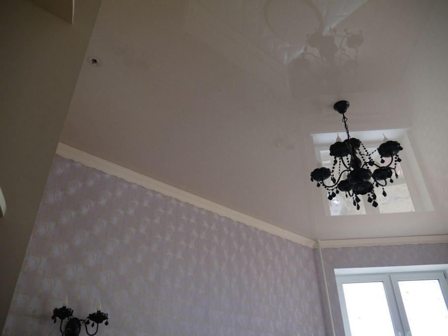 Натяжной потолок матовый кремовый