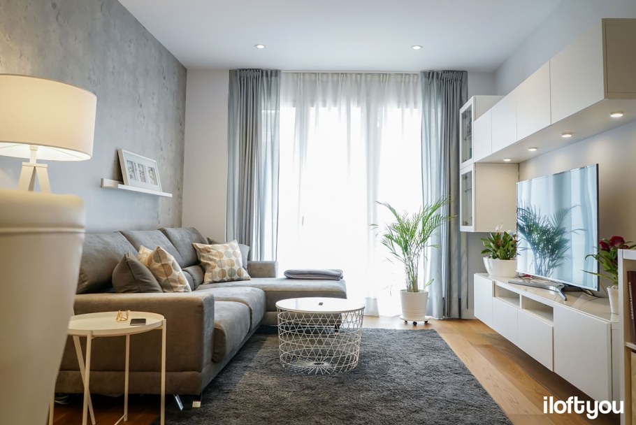 Узкая гостиная с балконом