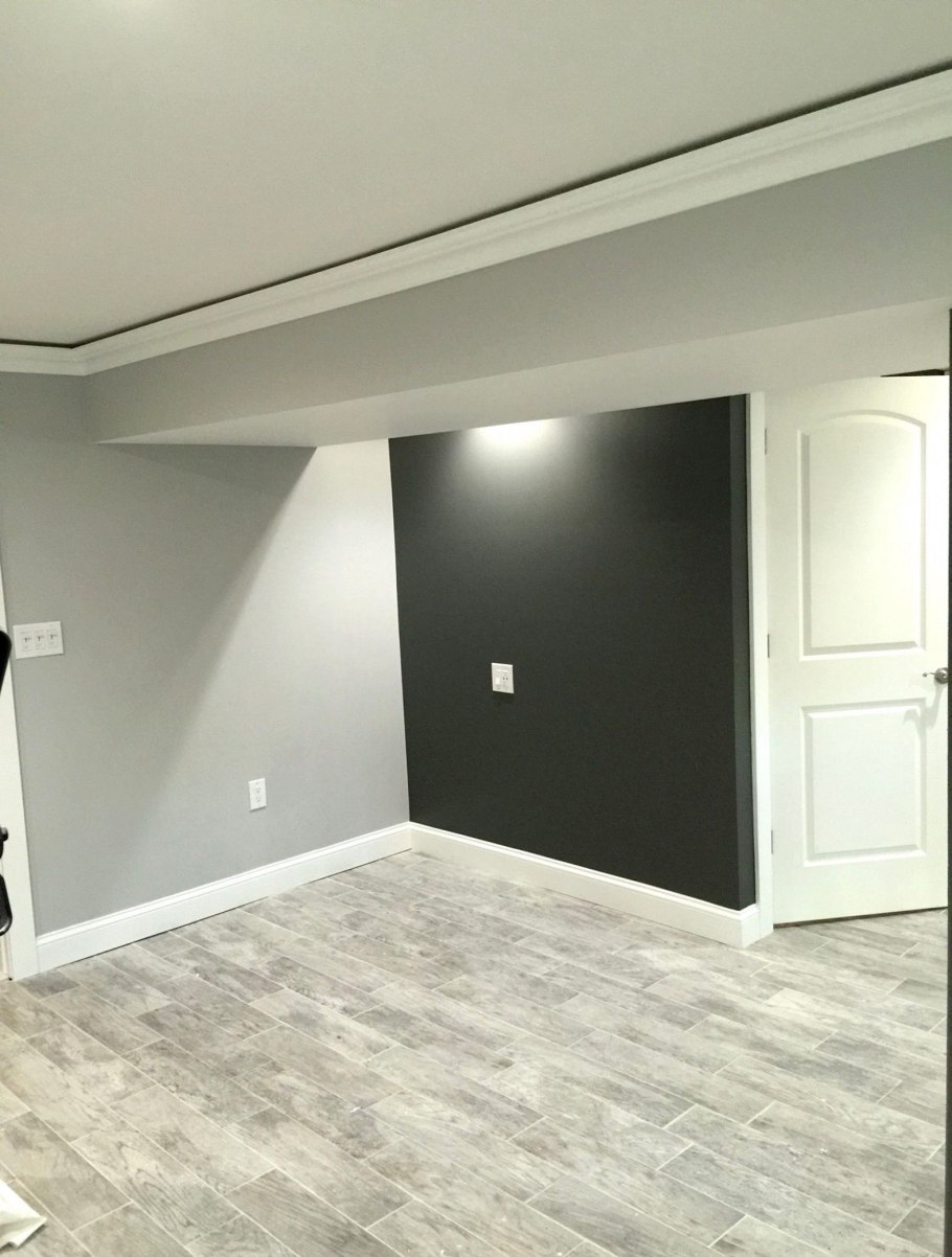 Серый ламинат и белый плинтус