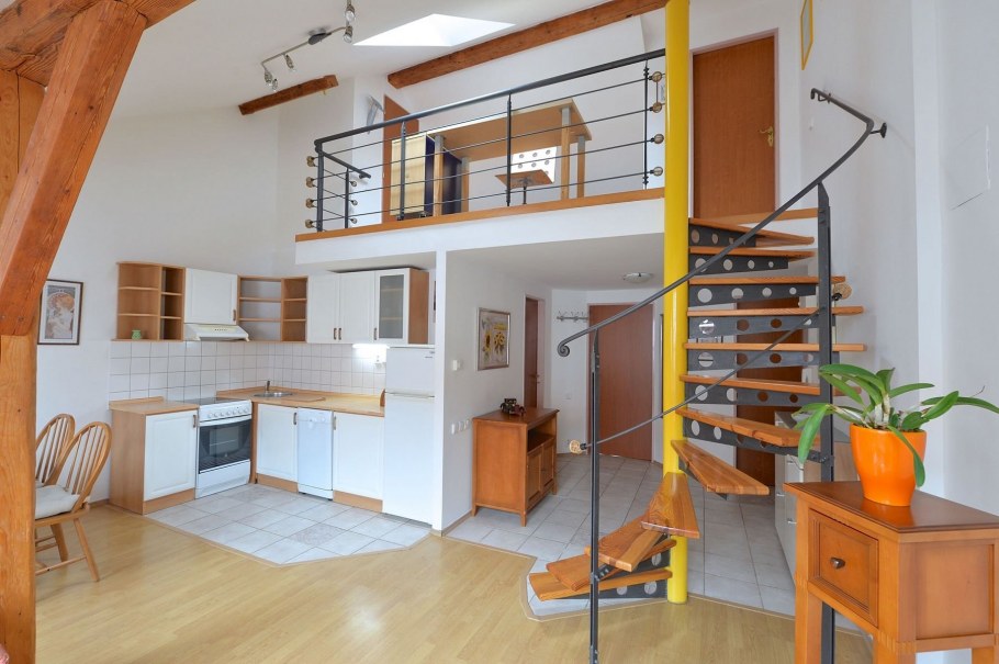 Антресольный этаж с невысокими потолками