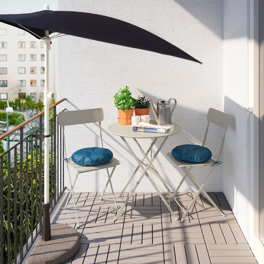 Маленький столик на балкон