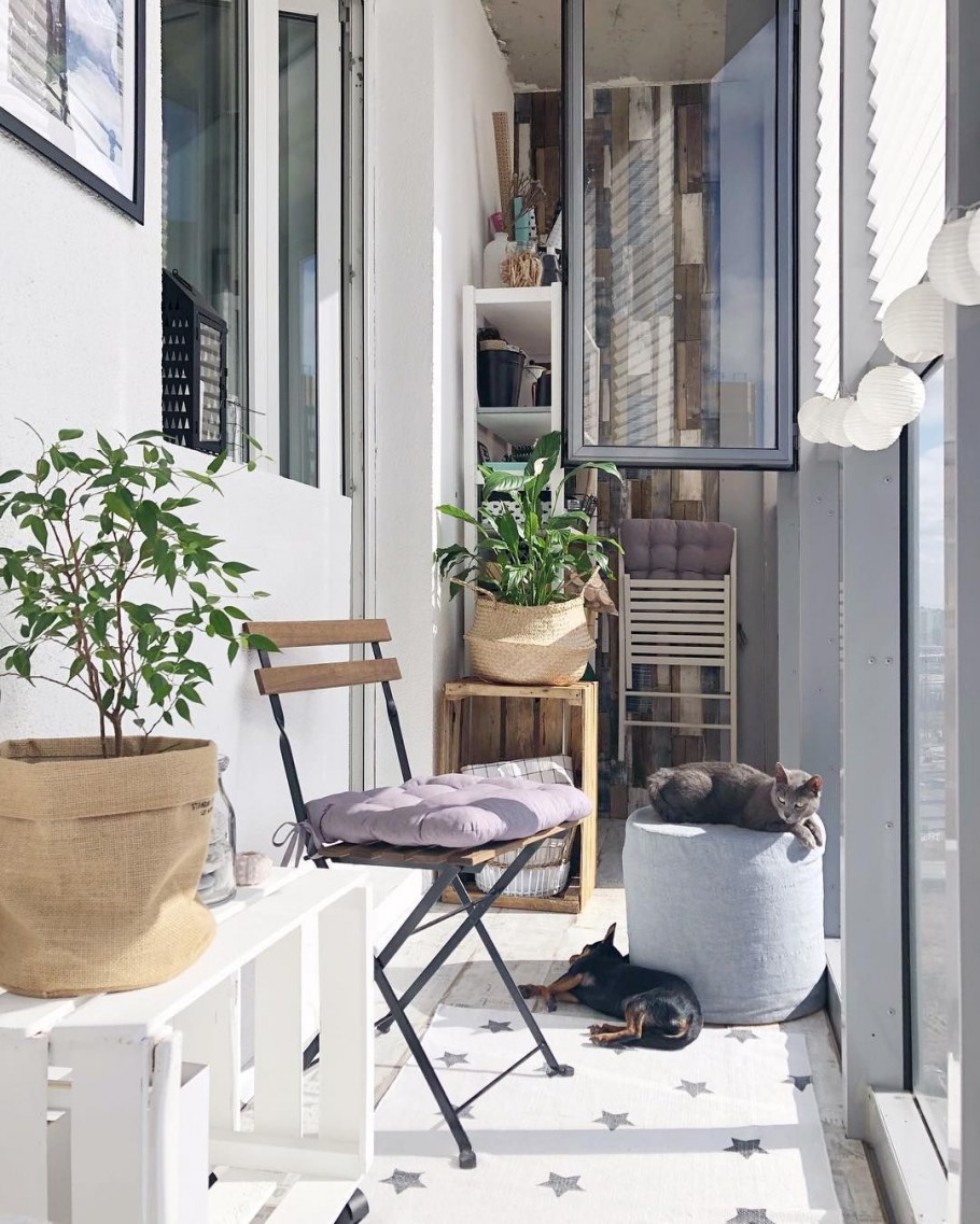 Интерьер балкона со столиком
