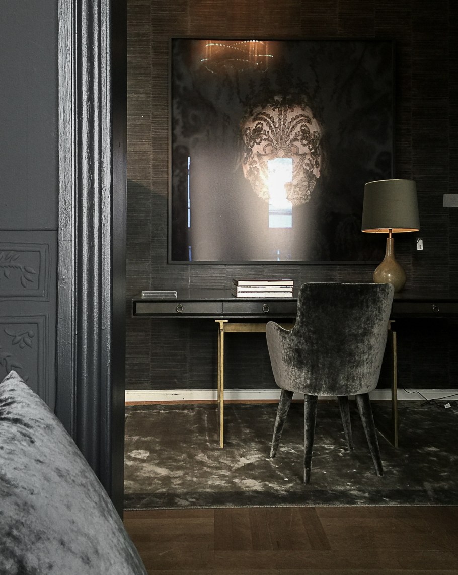 Глубокий серый в интерьере