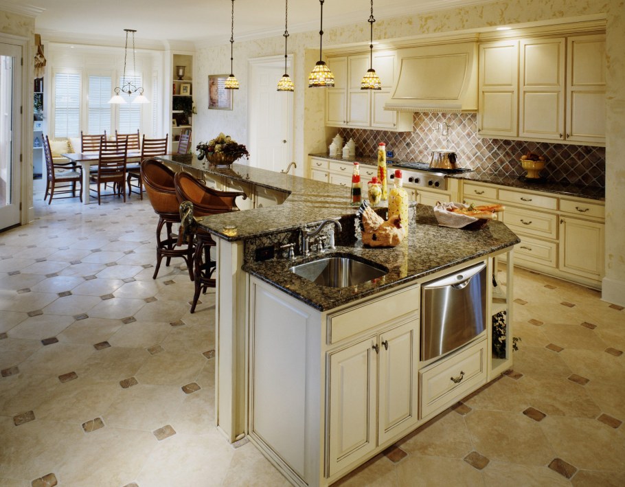 Пол в кухне столовой