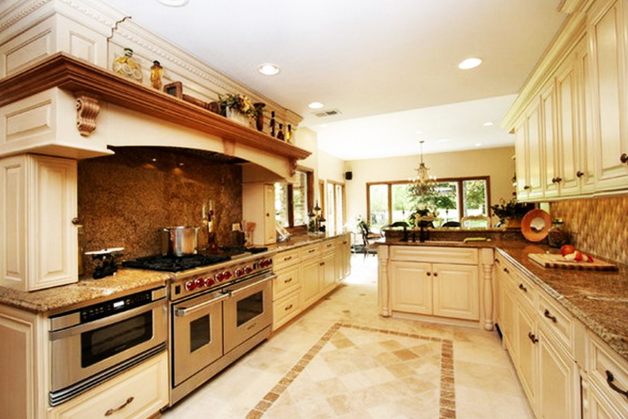 Бежевая кухня в частном доме