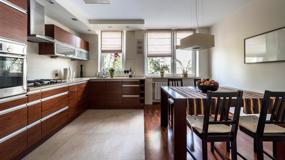 Зонирование кухни плиткой и ламинатом