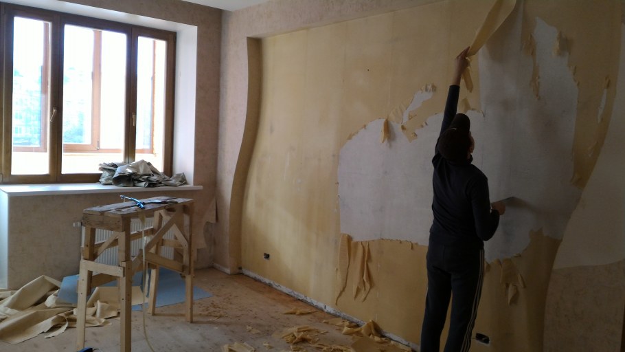 Снятие старых обоев