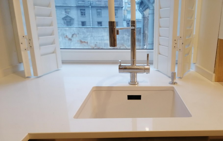 Столешница с бортиком из искусственного камня