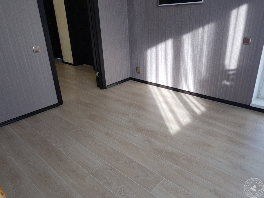 Плинтус под серый линолеум