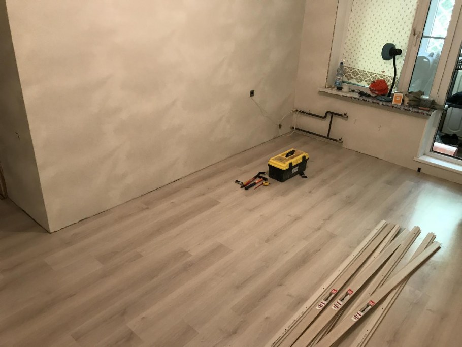 Укладка ламината в большой комнате