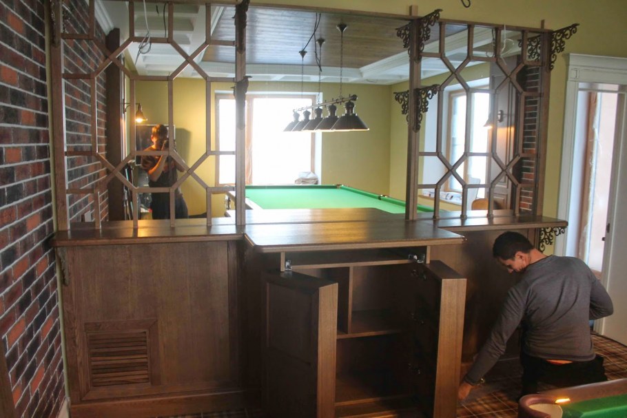 Барные стойки в бильярдной