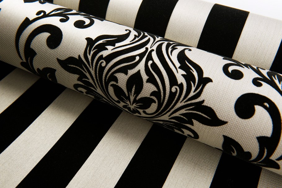 Черно белые обои в рулоне