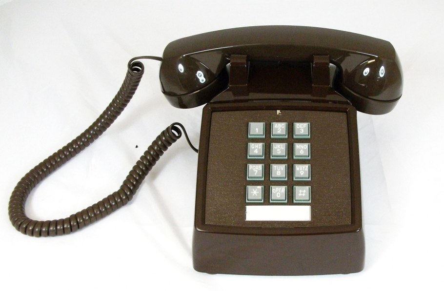 Смартфон на кровати