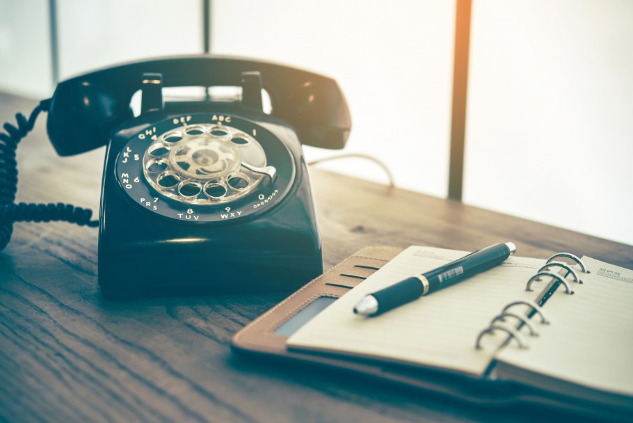 Фон старый телефон в руке