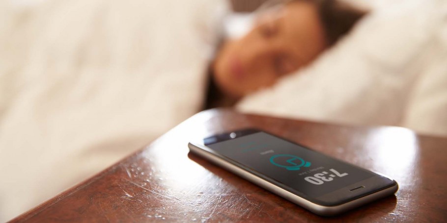 Смартфон на асфальте