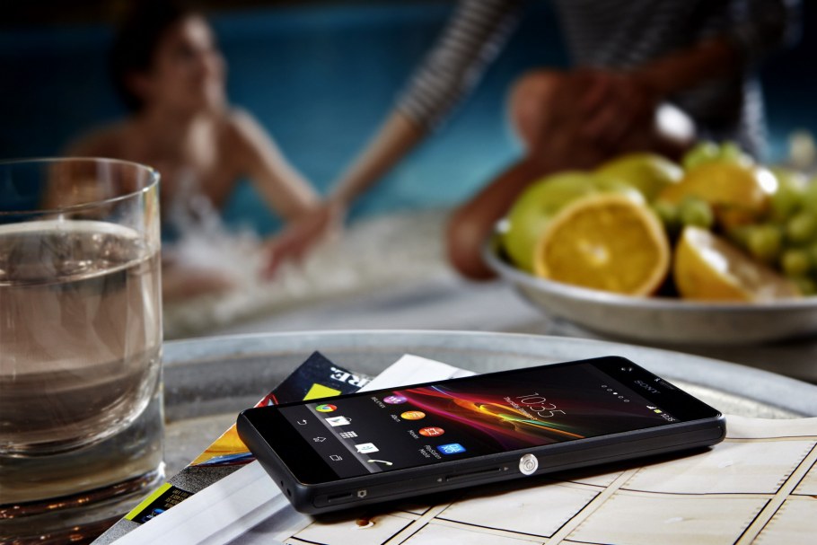 Смартфон на столе