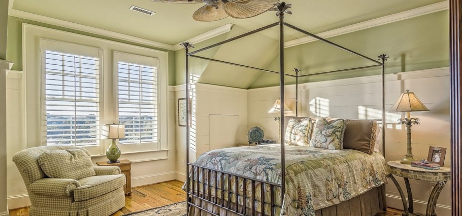 Человек в кровати с телефоном