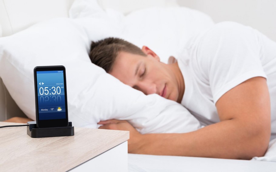 Смартфон на столе красиво