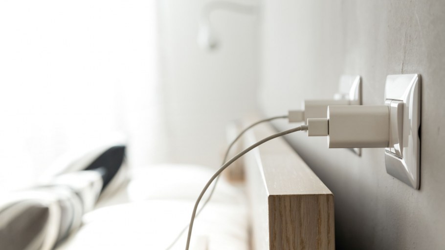 Встраиваемая зарядка для телефона