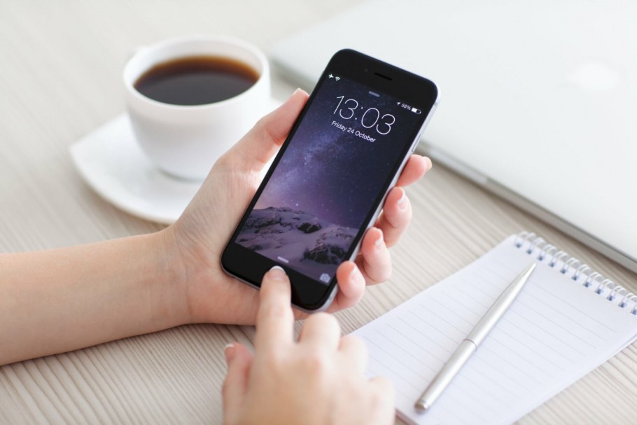 Смартфон на зарядке ночью