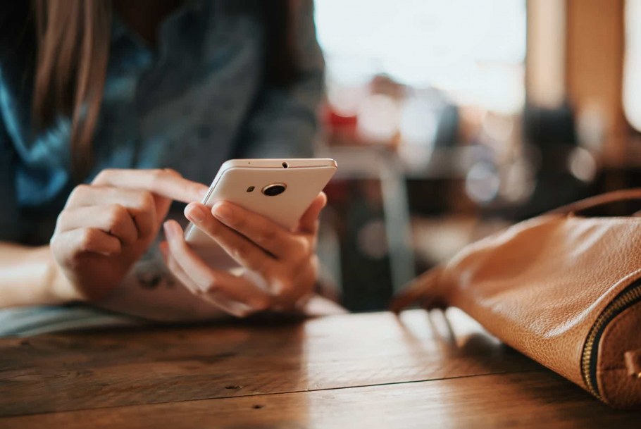 Зарядник в розетке