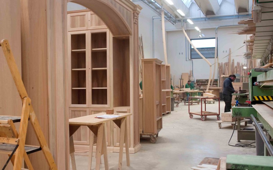 Большой цех по производству мебели