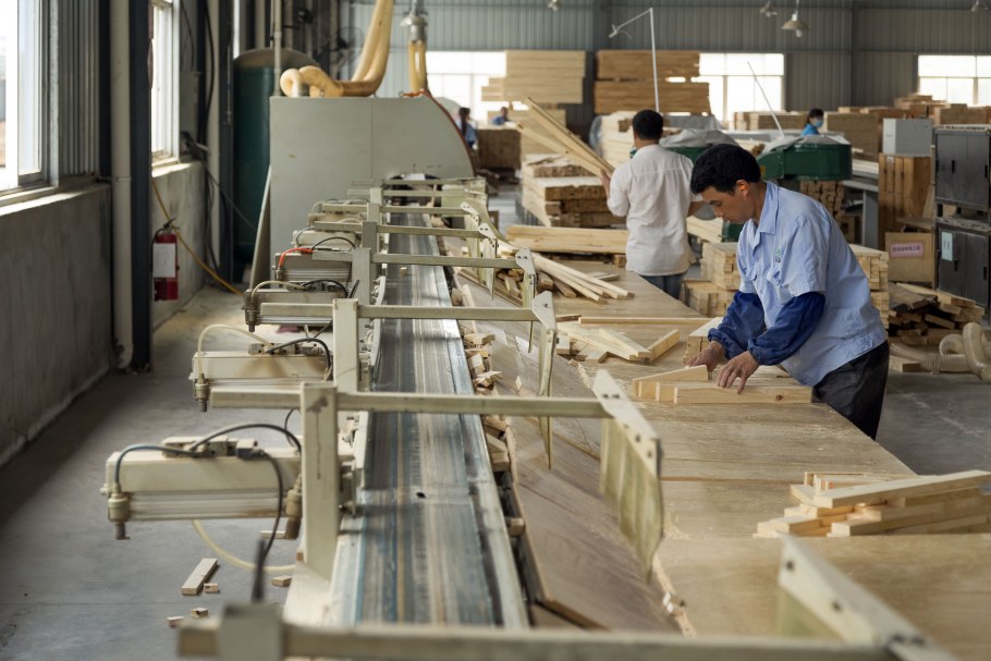 Большой цех по производству мебели