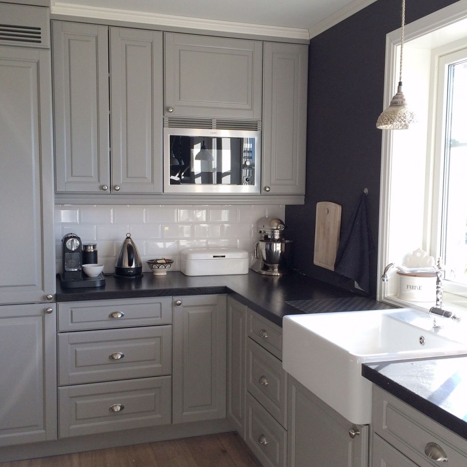 Кухня икеа Будбин белая с темной столешницей