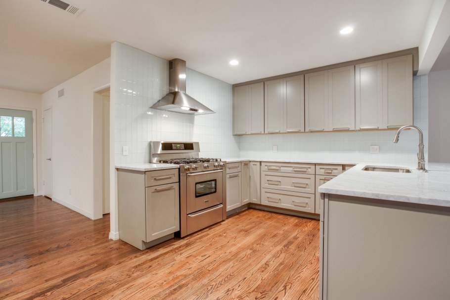 Кухня с бежевым полом