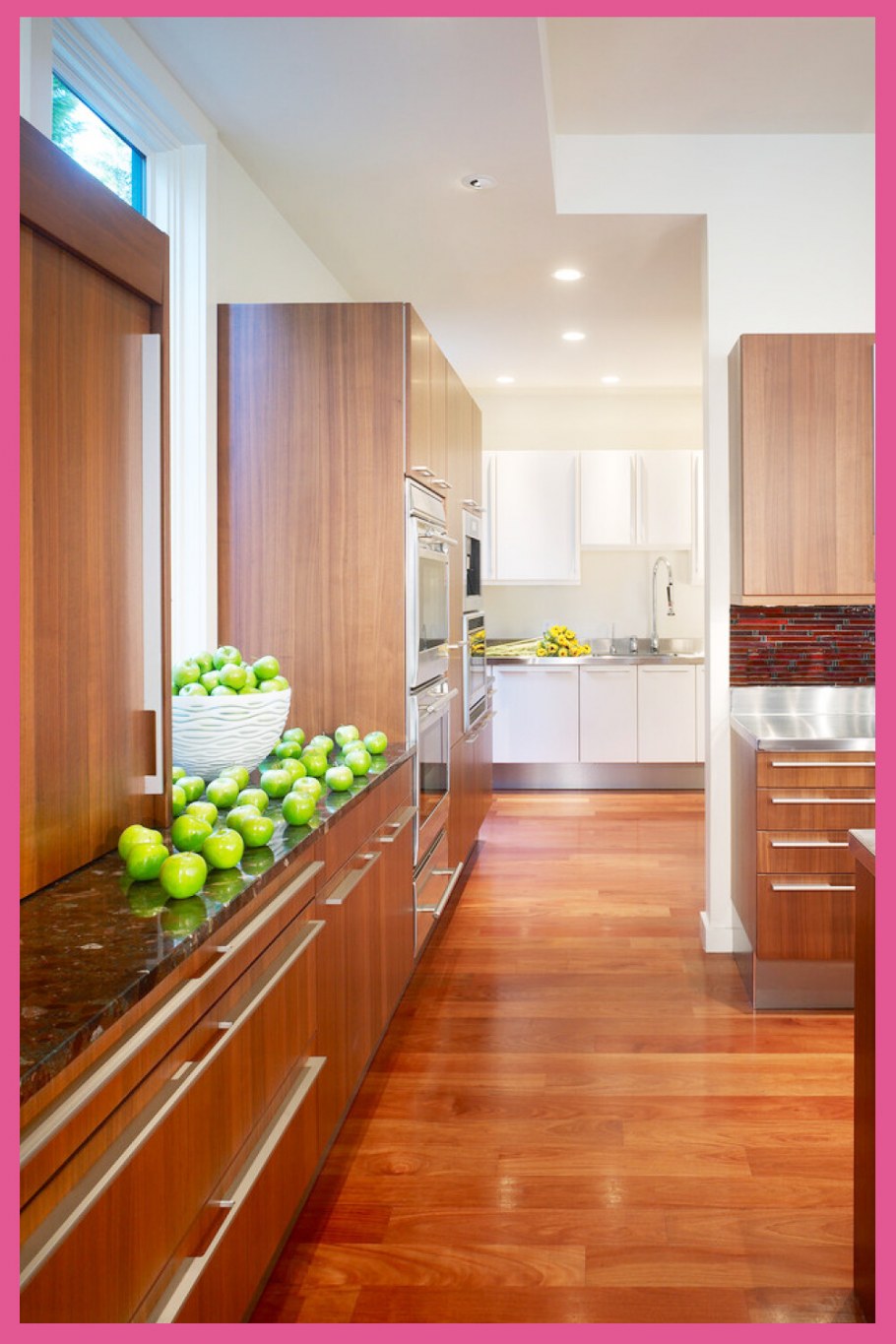 Рыжий пол в интерьере кухни