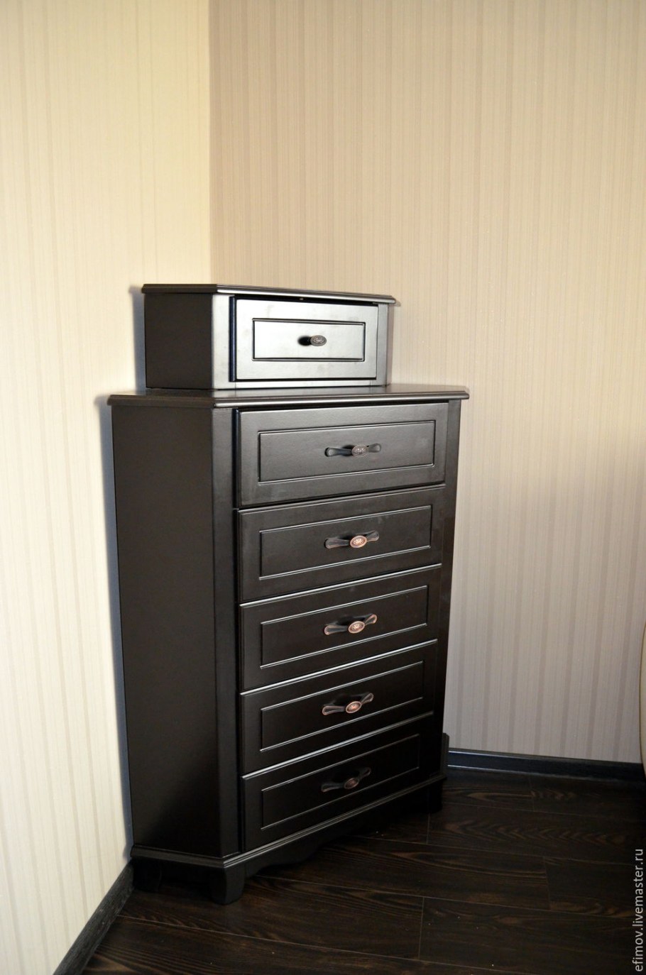 Комод в угол комнаты
