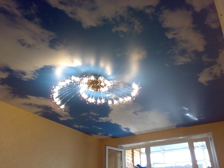 Цветные натяжные потолки