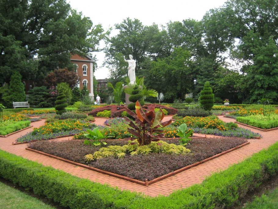 Цветник геометрической формы