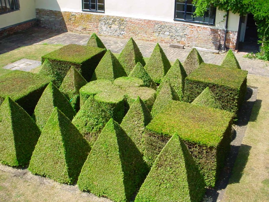 Пирамида топиарная