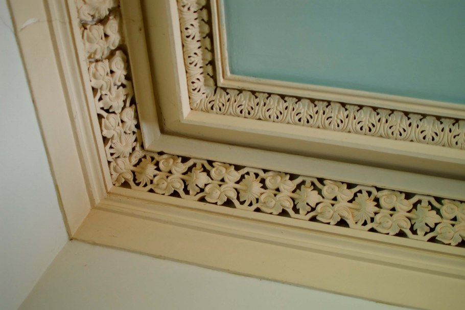 Окна с лепниной в интерьере