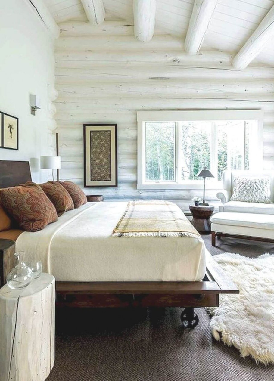 Современная спальня в деревянном доме