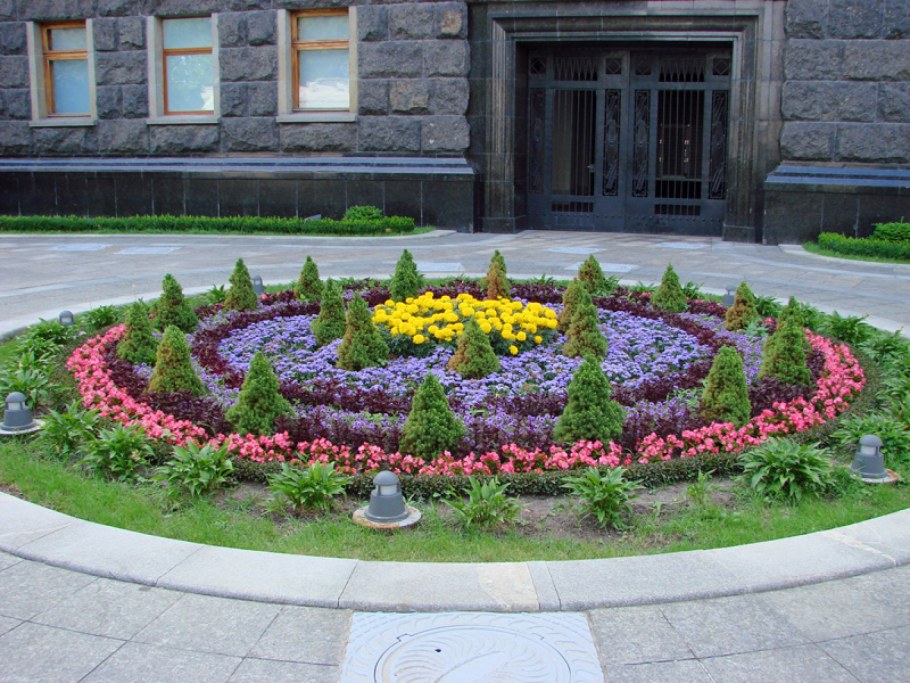 Круглая клумба