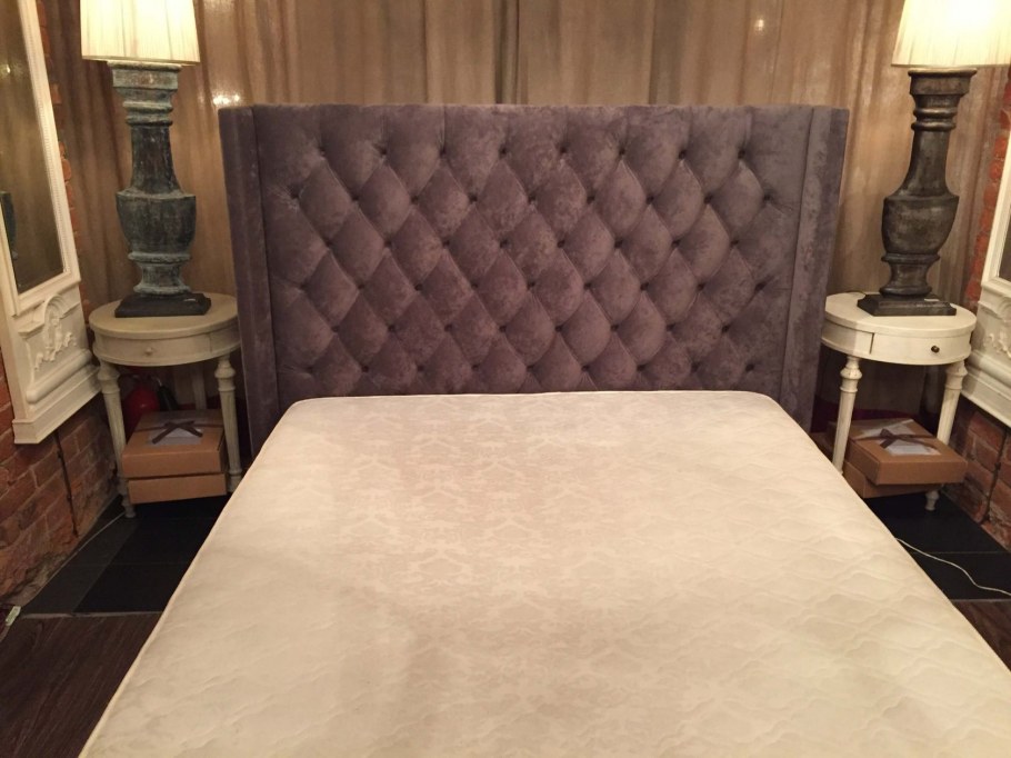 Кровать с изголовьем каретная стяжка коричневого цвета