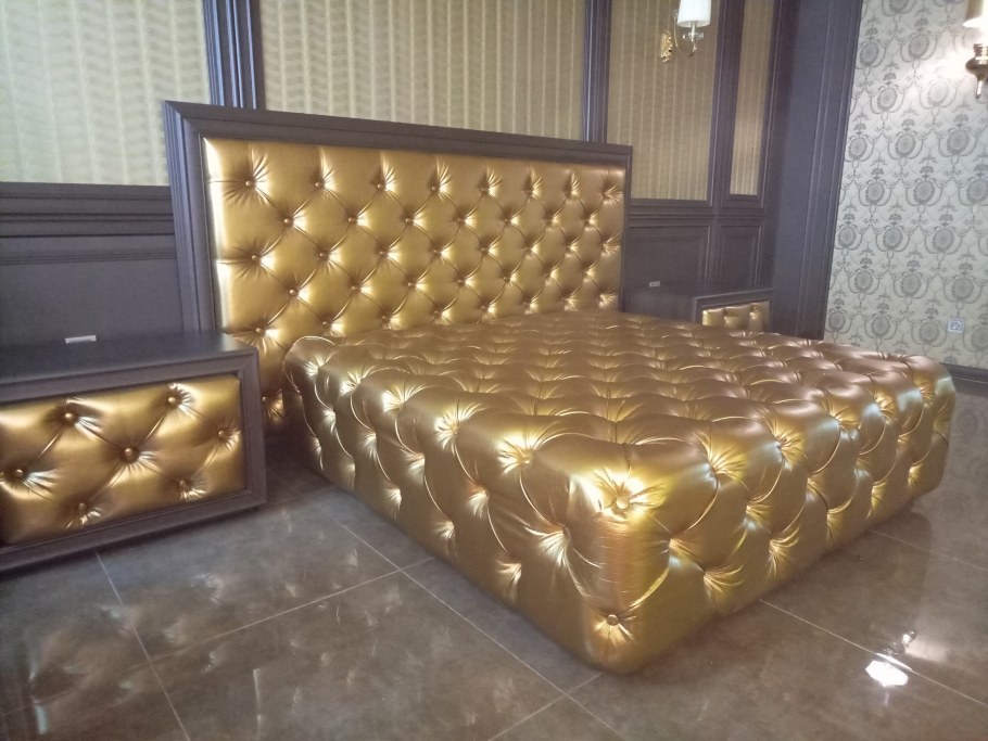 Кровать с камнями