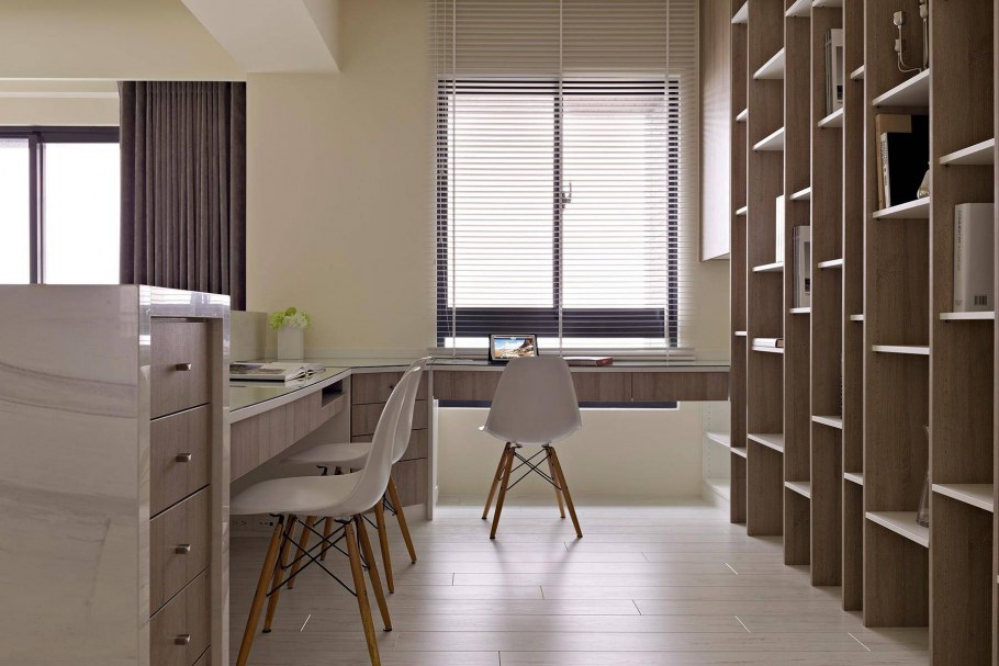 Узкая рабочая зона в офисе