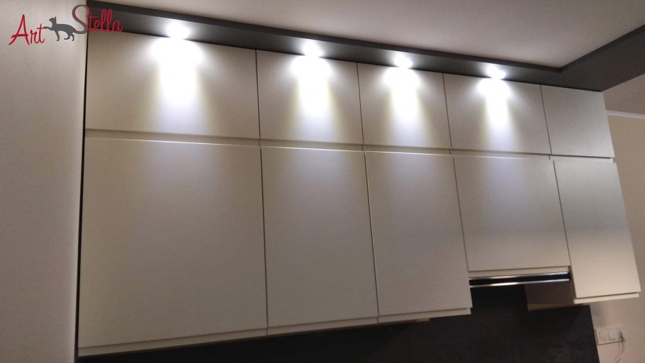 Фрезерованные ручки на фасадах кухни Верхние шкафы