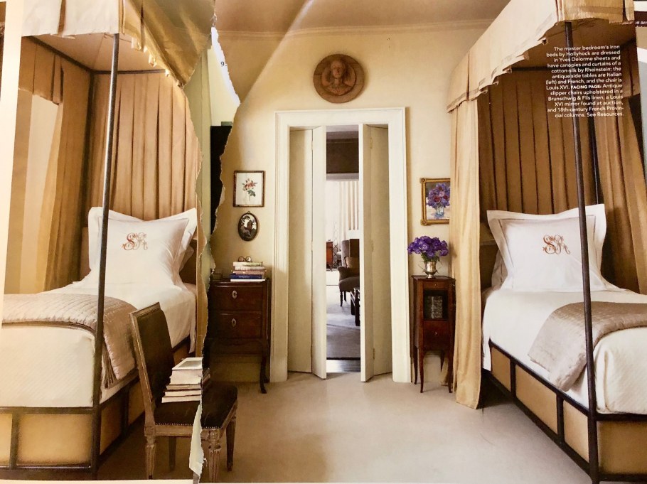 Спальня с двумя кроватями