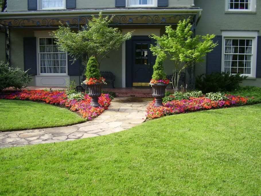 Красивые лужайки перед домом