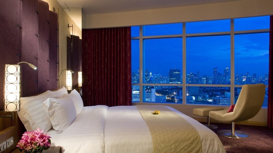 Комната с видом на город