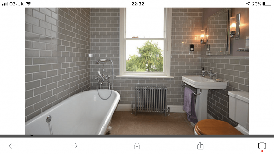 Белая плитка кирпичиком